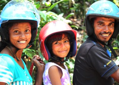 Einheimische Familie auf einem Motorrad