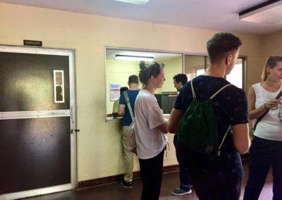 Warten am Bezahlschalter