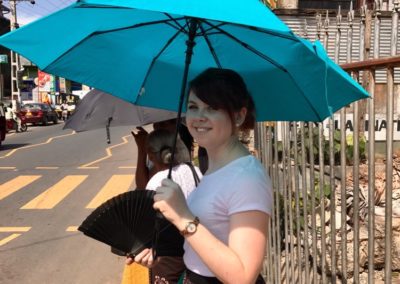 Warten an der Bushaltestelle