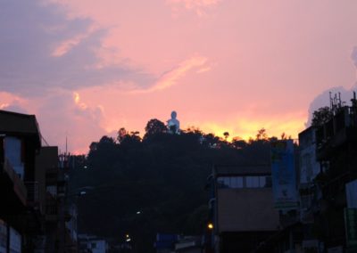 Sonnenuntergang und Buddhastatue