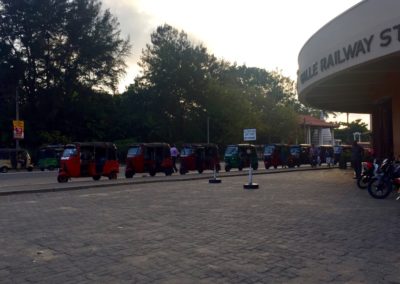 Vor dem Bahnhof warten schon die Tuk-Tuks